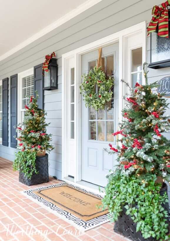 Beautify your front porch with 43 amazing winter decorating ideas - 295