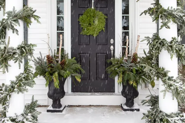 Beautify your front porch with 43 amazing winter decorating ideas - 315