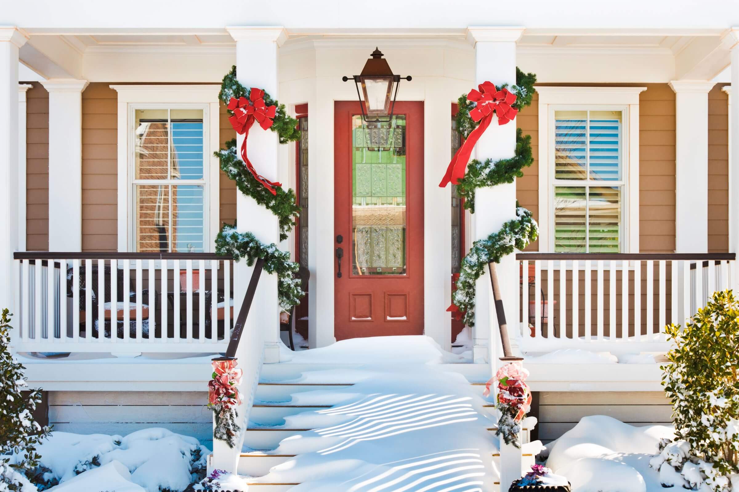 Beautify your front porch with 43 amazing winter decorating ideas - 319