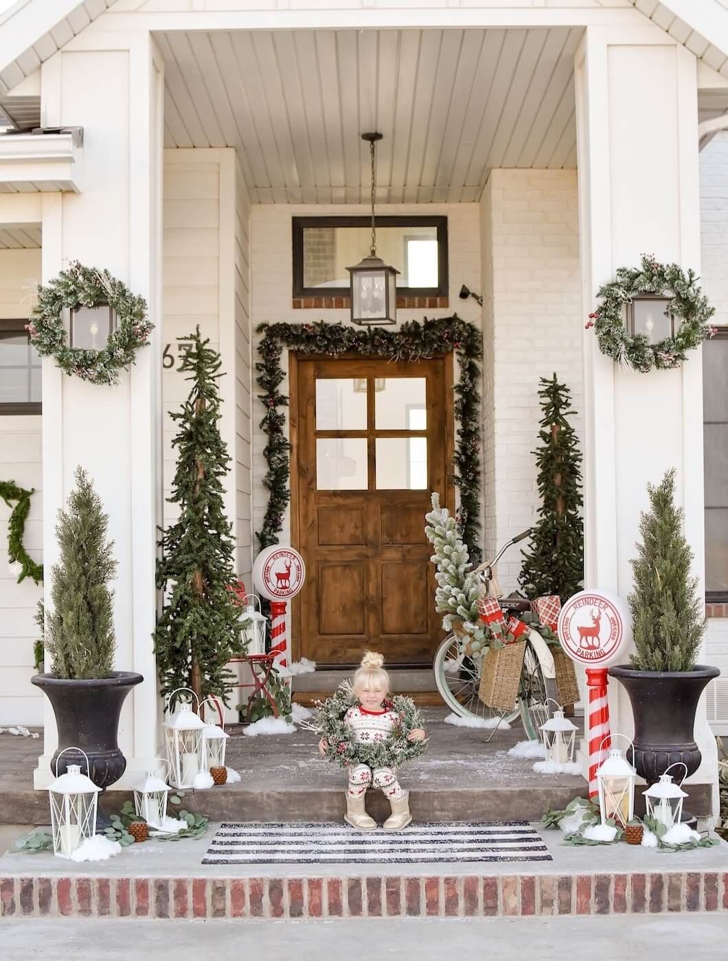 Beautify your front porch with 43 amazing winter decorating ideas - 327