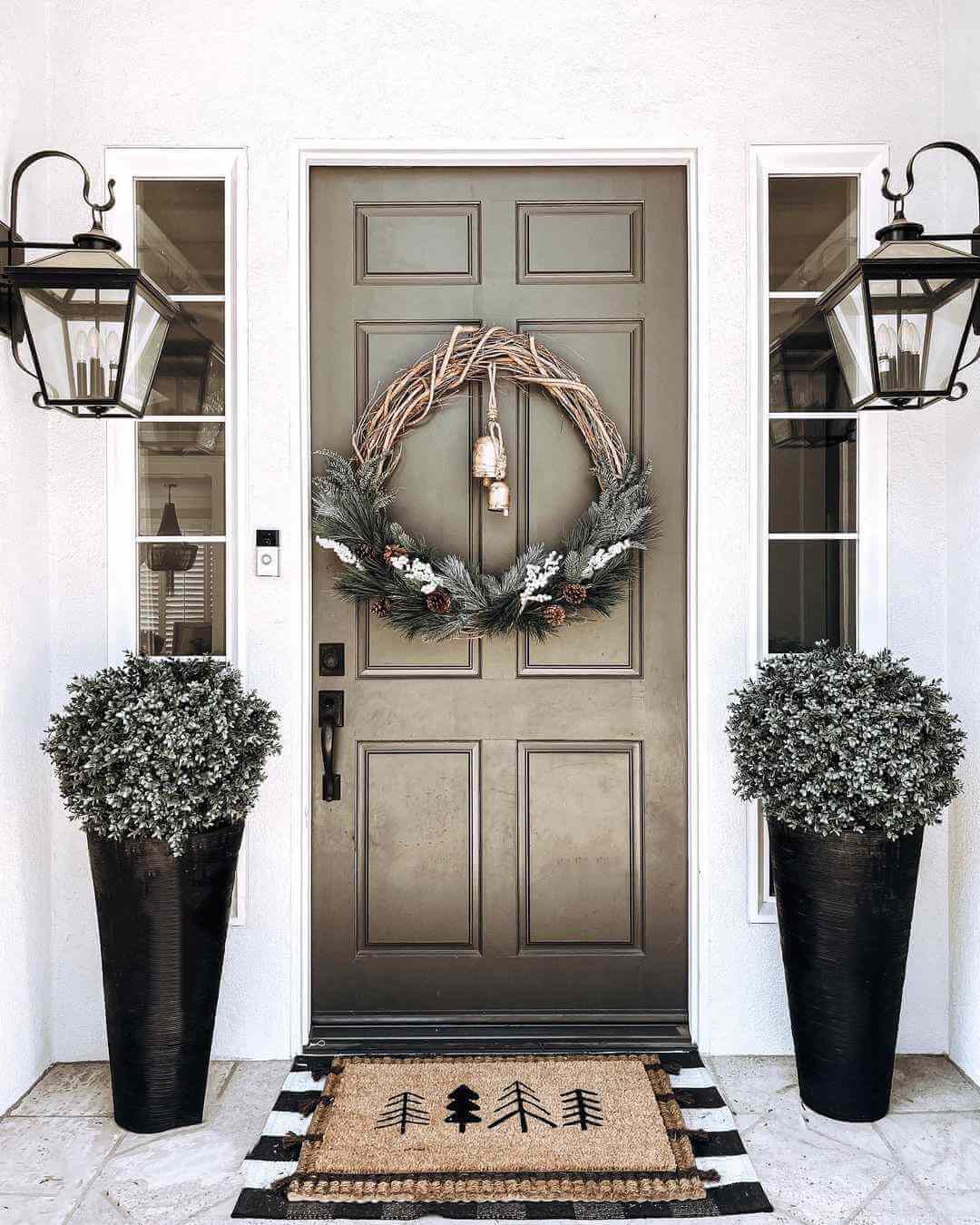 Beautify your porch with 43 amazing winter decorating ideas - 335