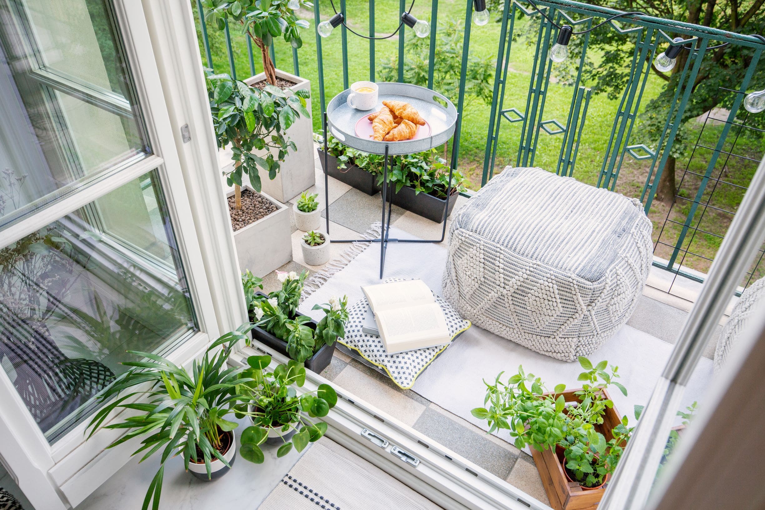 24 charming and cozy balcony garden ideas for your apartment - 71