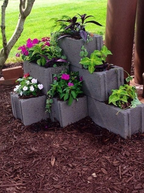 22 Awesome Cinder Block Garden Ideas - 159
