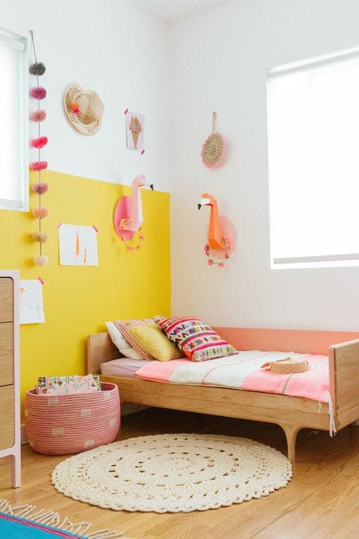 23 wall ideas with bold yellow accents to brighten up your house - 83