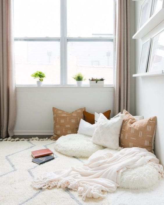 25 inspirational ideas for cozy pillow corners - 185