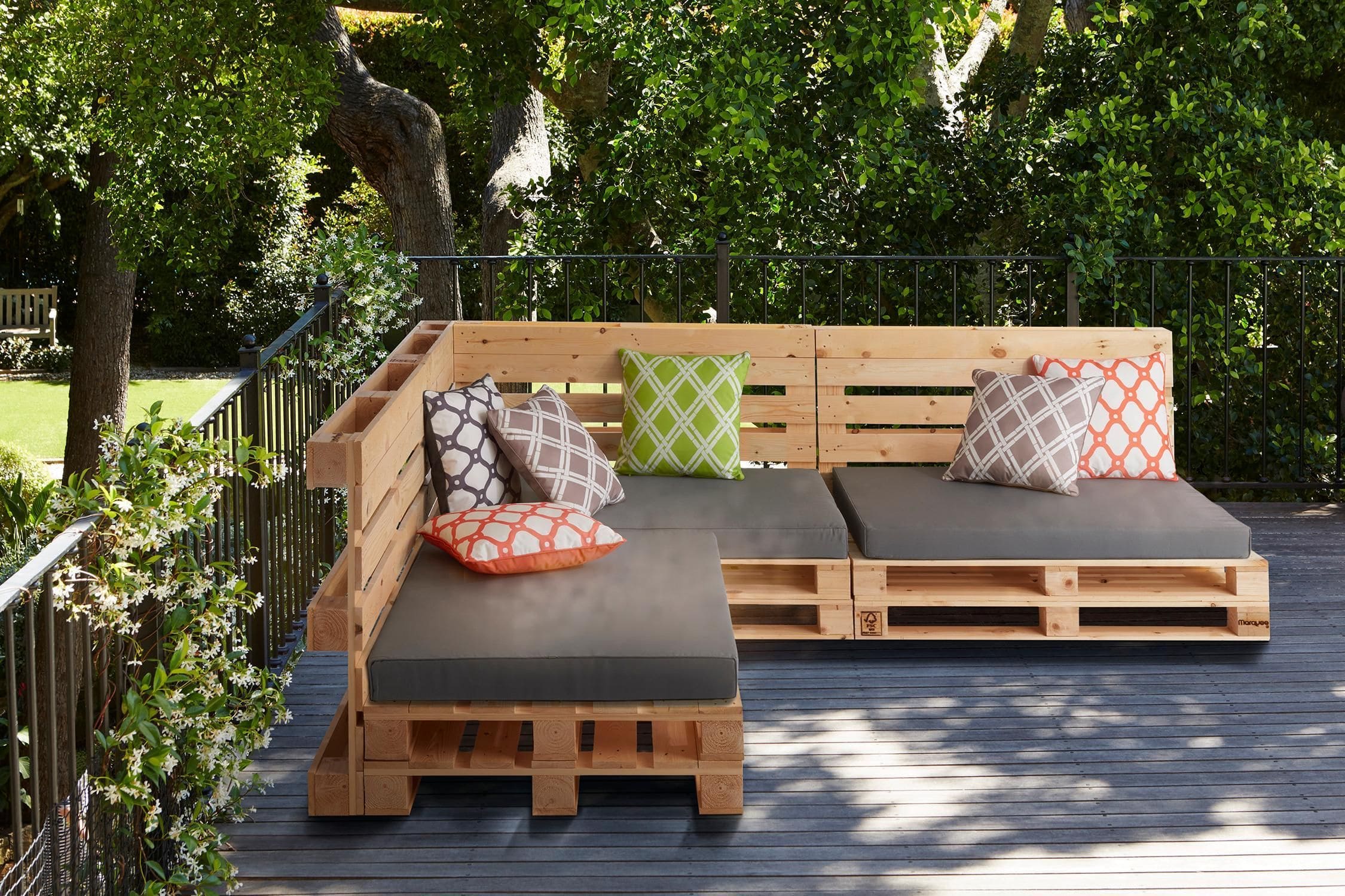 20 landscaping ideas for gardens and backyards using pallets - 157