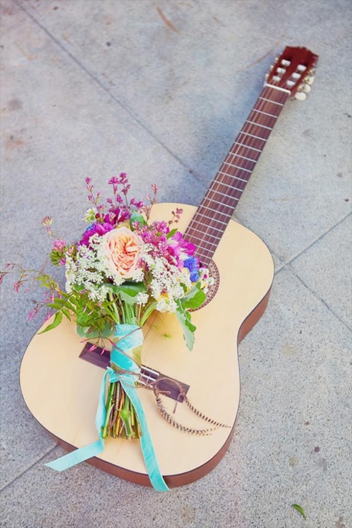 Do it yourself old guitar projects to decorate your home - 67