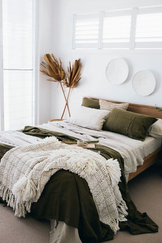 30 Cozy Beautiful Boho Bedroom Decorating Ideas for the Winter Months - 127