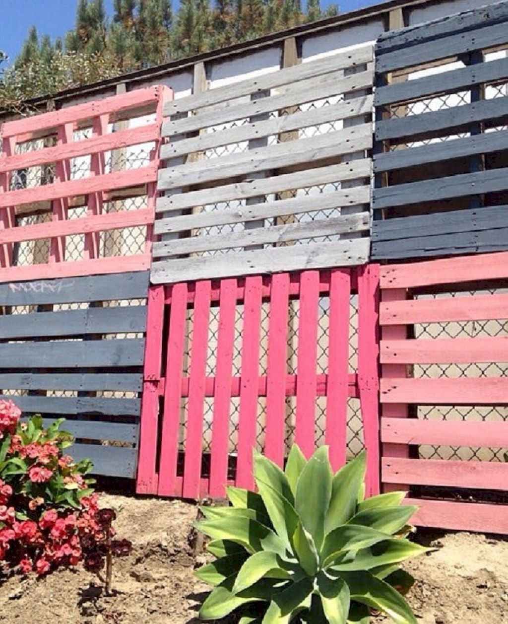 20 ideas for landscaping gardens and backyards with pallets - 165