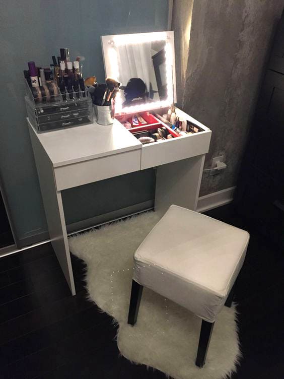 Shimmery makeup vanity ideas for your small bedrooms - 75