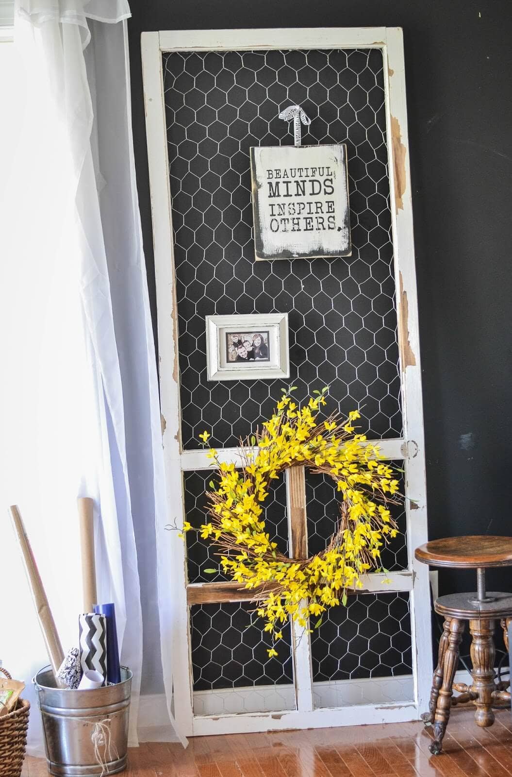 Creative ideas to turn old doors into decorative and useful items in your home - 67